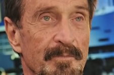 约翰迈克菲的遗孀将丈夫之死归咎于美国当局
