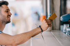 新的 Visa 卡允许 Bakkt 用户在商店和网上消费比特币