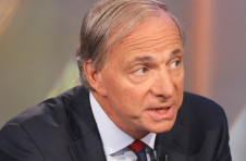 Bridgewater 的 Ray Dalio 警告称：如果加密货币变得“真正成功”，监管机构将扼杀比特币
