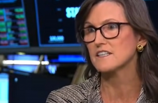 Cathie Wood 重申 500,000 美元比特币价格预测，将顶级加密货币与房地产和新兴市场进行比较